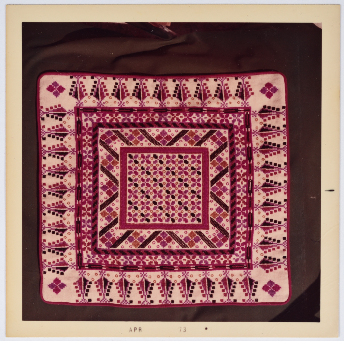 مطرزات فلسطينية تراثية من انتاج انعاش المخيم