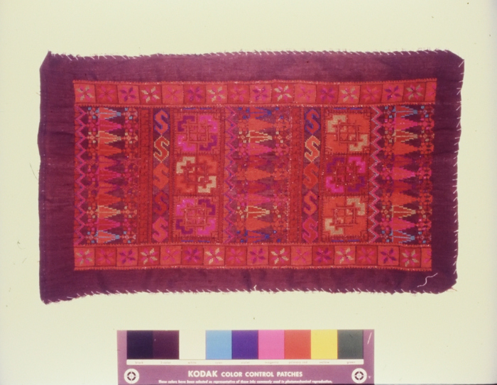 مطرزات فلسطينية تراثية من انتاج انعاش المخيم