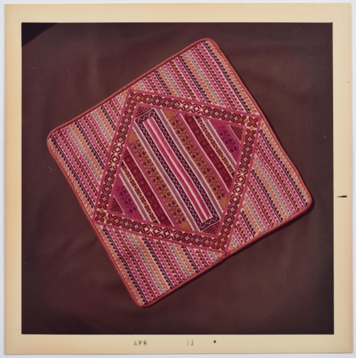 مطرزات فلسطينية تراثية من انتاج انعاش المخيم