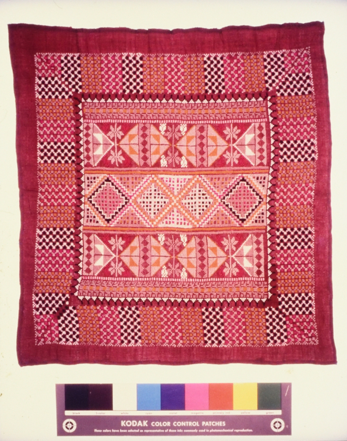 مطرزات فلسطينية تراثية من انتاج انعاش المخيم