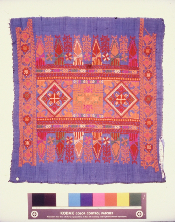 مطرزات فلسطينية تراثية من انتاج انعاش المخيم