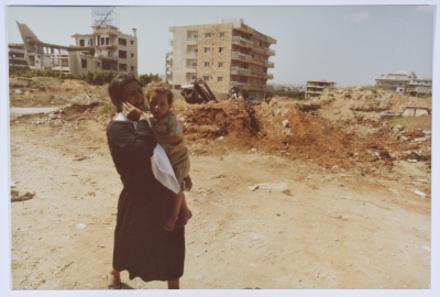 امرأة وطفل، مخيم برج البراجنة، 1985- 1987