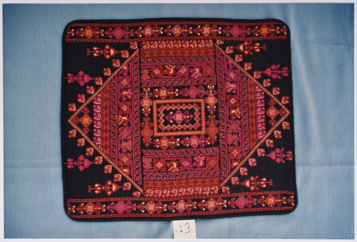 مطرزات فلسطينية تراثية من انتاج انعاش المخيم