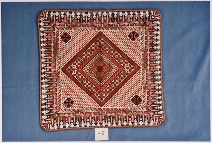 مطرزات فلسطينية تراثية من انتاج انعاش المخيم