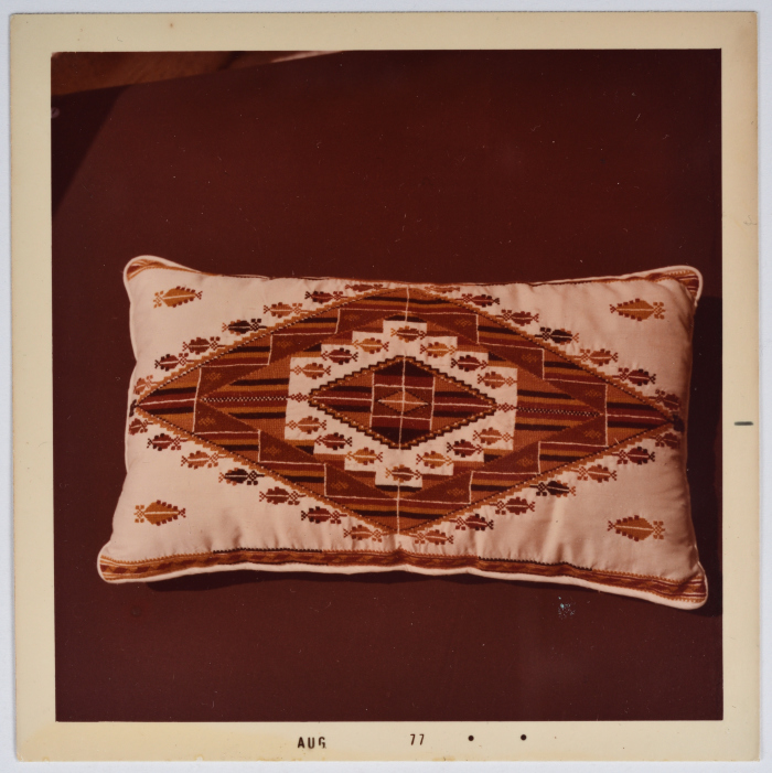 مطرزات فلسطينية تراثية من انتاج انعاش المخيم