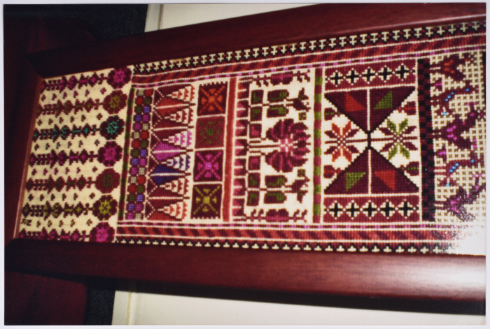 مطرزات فلسطينية تراثية من انتاج انعاش المخيم