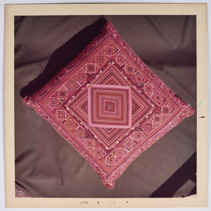 مطرزات فلسطينية تراثية من انتاج انعاش المخيم