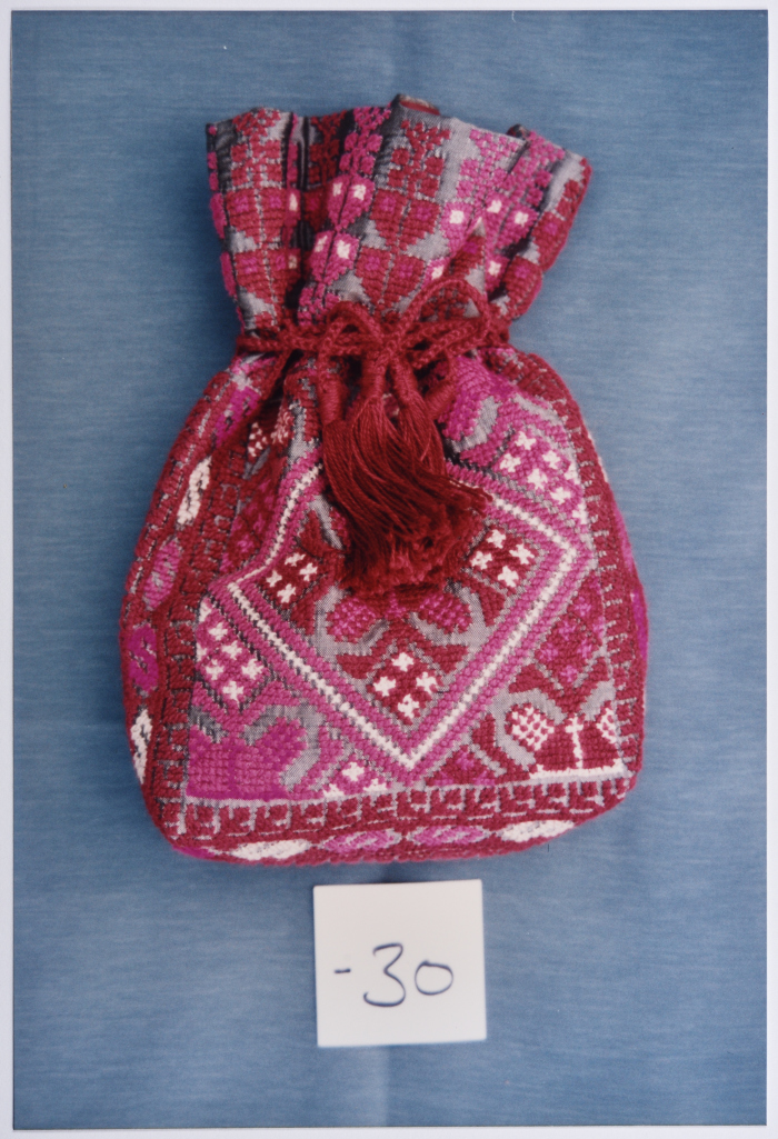 مطرزات فلسطينية تراثية من انتاج انعاش المخيم