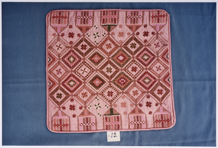 مطرزات فلسطينية تراثية من انتاج انعاش المخيم