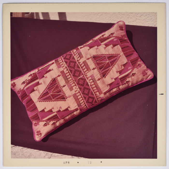 مطرزات فلسطينية تراثية من انتاج انعاش المخيم