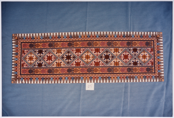 مطرزات فلسطينية تراثية من انتاج انعاش المخيم