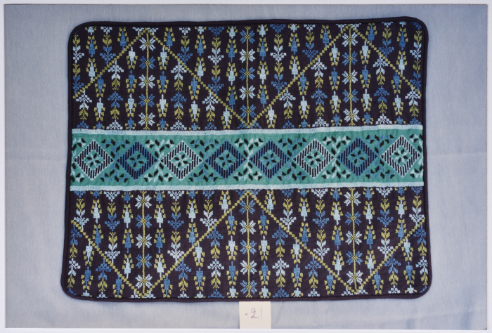 مطرزات فلسطينية تراثية من انتاج انعاش المخيم