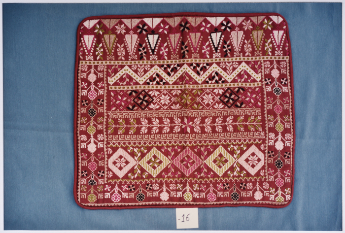 مطرزات فلسطينية تراثية من انتاج انعاش المخيم