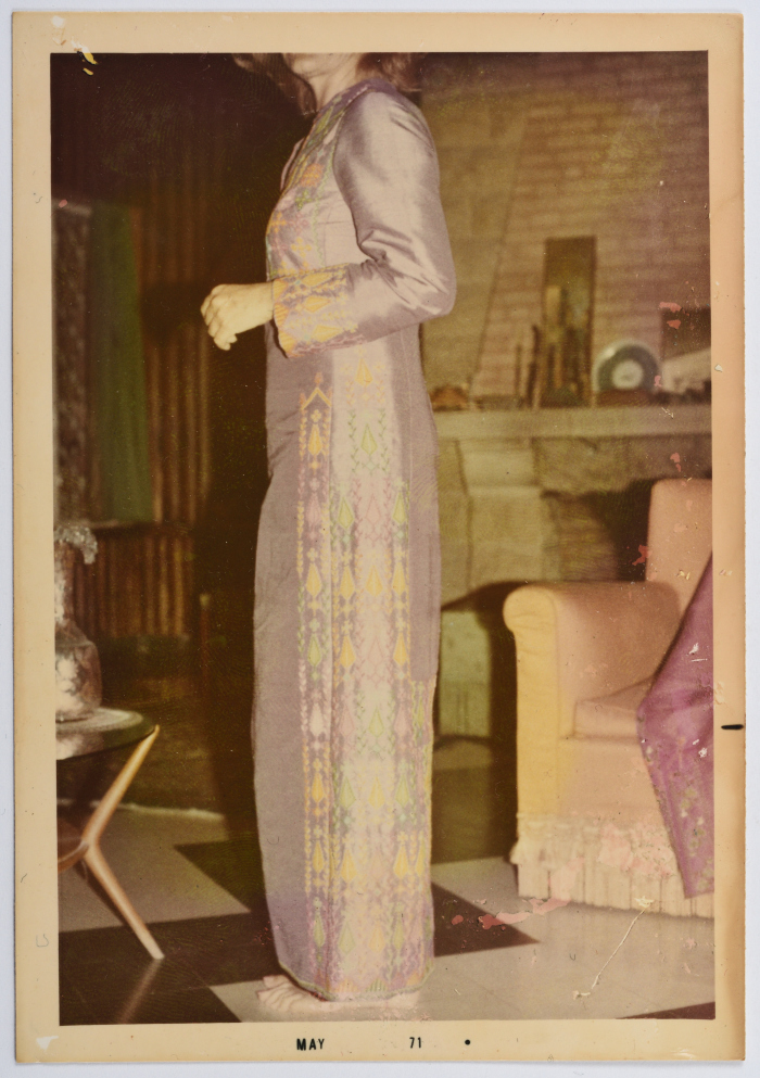 صورة لمرأة ترتدي ثوبًا مطرزًا من إنتاج جمعية انعاش المخيم الفلسطيني، أيَّار 1971