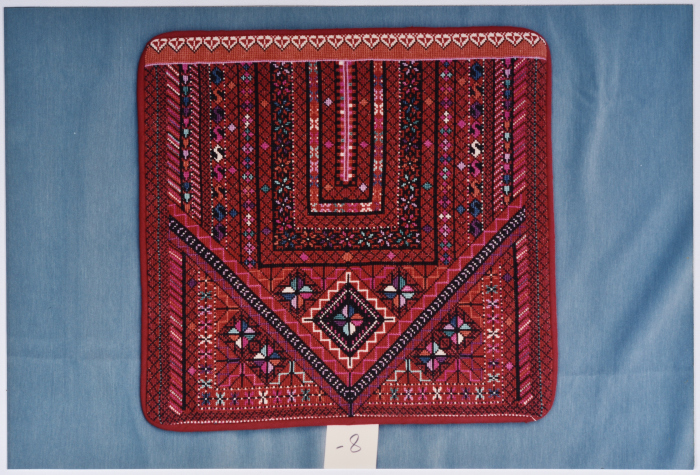 مطرزات فلسطينية تراثية من انتاج انعاش المخيم