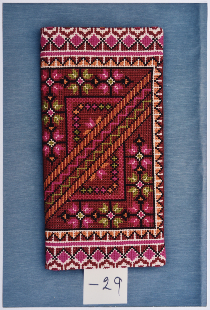 مطرزات فلسطينية تراثية من انتاج انعاش المخيم