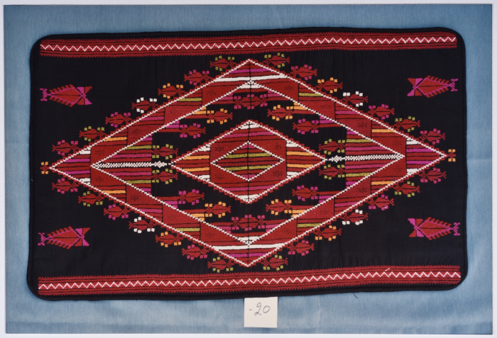 مطرزات فلسطينية تراثية من انتاج انعاش المخيم