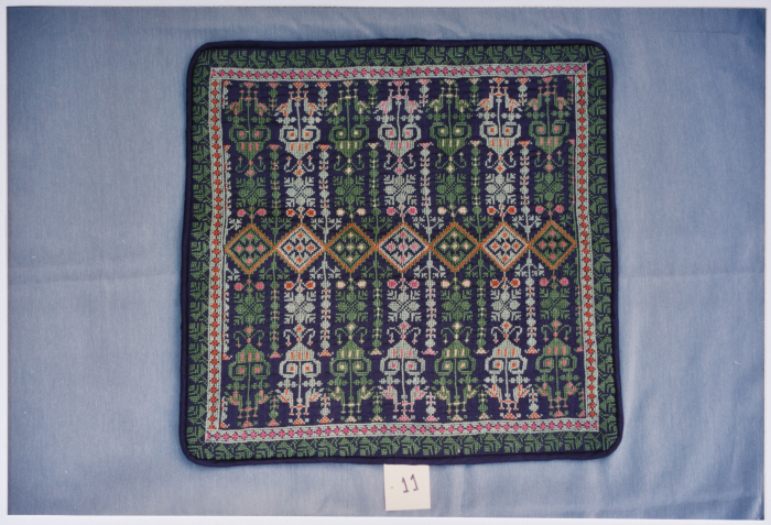 مطرزات فلسطينية تراثية من انتاج انعاش المخيم