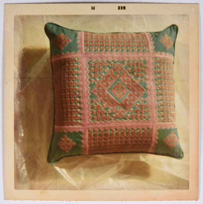 مطرزات فلسطينية تراثية من انتاج جمعية انعاش المخيم الفلسطيني
