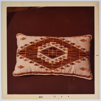 مطرزات فلسطينية تراثية من انتاج انعاش المخيم