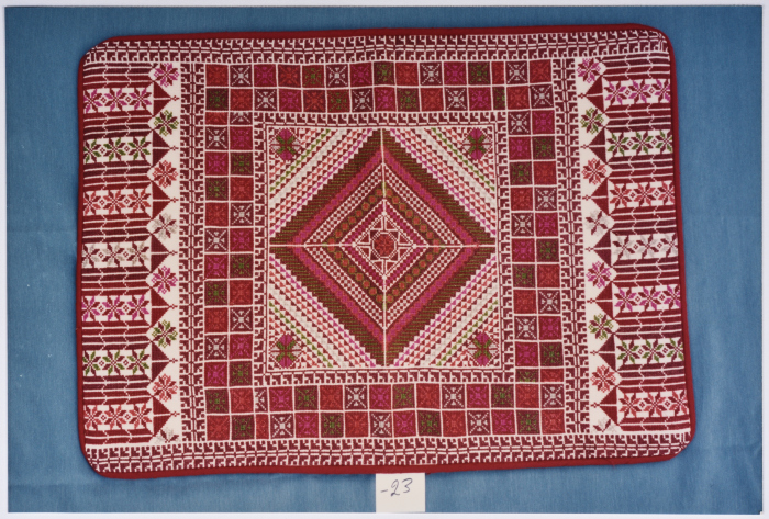 مطرزات فلسطينية تراثية من انتاج انعاش المخيم