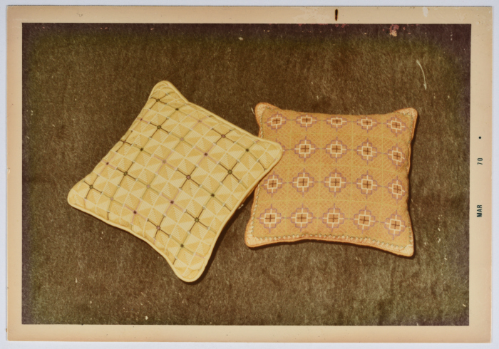 مطرزات فلسطينية تراثية من انتاج انعاش المخيم