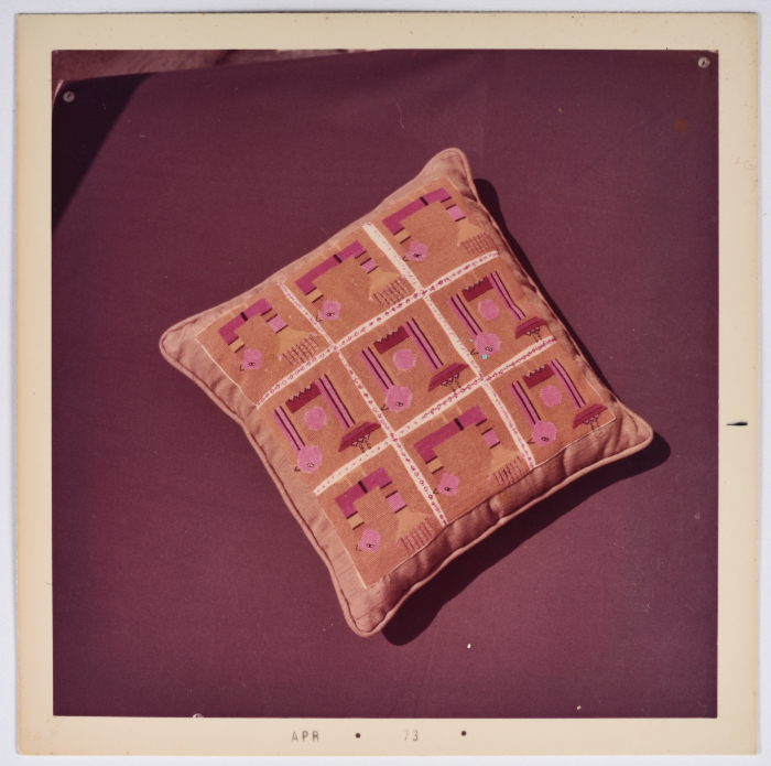 مطرزات فلسطينية تراثية من انتاج انعاش المخيم