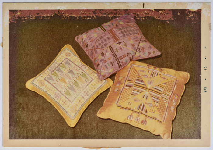 مطرزات فلسطينية تراثية من انتاج انعاش المخيم