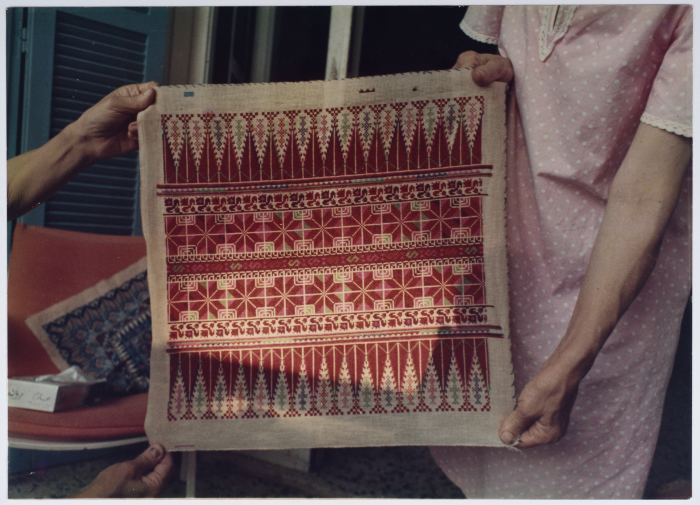 مطرزات فلسطينية تراثية من انتاج انعاش المخيم