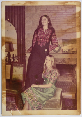 مطرزات فلسطينية تراثية من انتاج انعاش المخيم