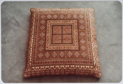 مطرزات فلسطينية تراثية من انتاج انعاش المخيم