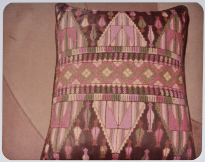 مطرزات فلسطينية تراثية من انتاج انعاش المخيم