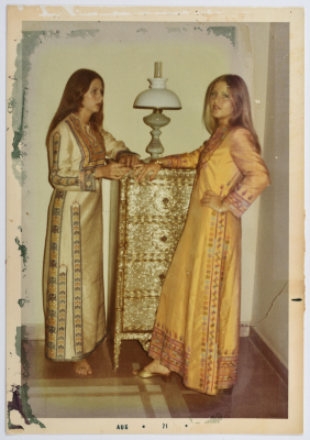 مطرزات فلسطينية تراثية من انتاج انعاش المخيم