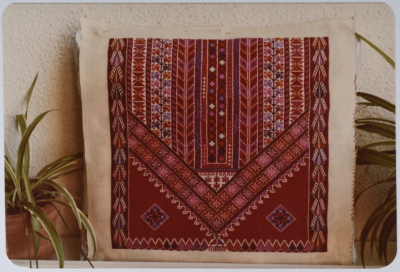 مطرزات فلسطينية تراثية من انتاج انعاش المخيم