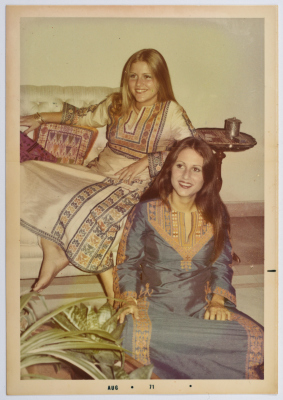 مطرزات فلسطينية تراثية من انتاج انعاش المخيم