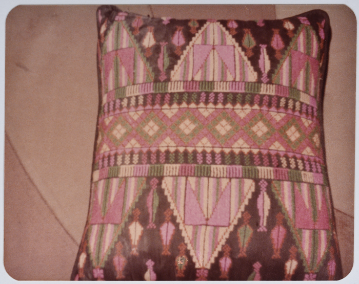 مطرزات فلسطينية تراثية من انتاج انعاش المخيم