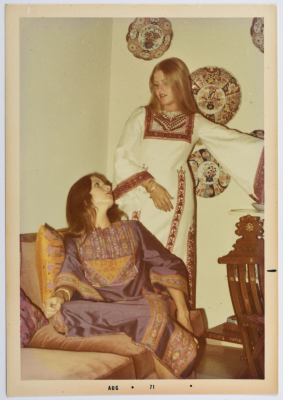 مطرزات فلسطينية تراثية من انتاج انعاش المخيم