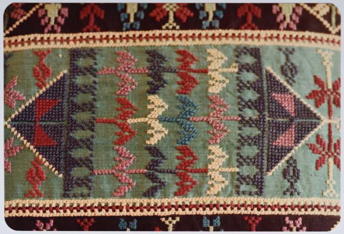 مطرزات فلسطينية تراثية من انتاج انعاش المخيم