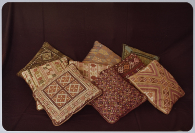 مطرزات فلسطينية تراثية من انتاج انعاش المخيم