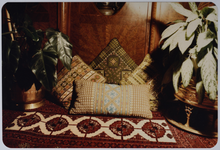 مطرزات فلسطينية تراثية من انتاج انعاش المخيم