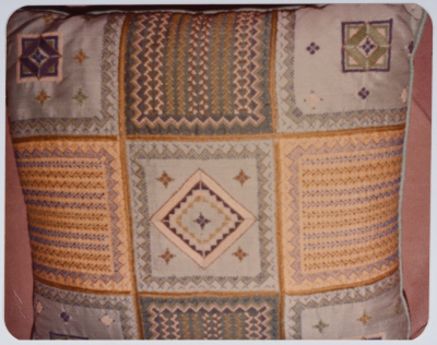 مطرزات فلسطينية تراثية من انتاج انعاش المخيم