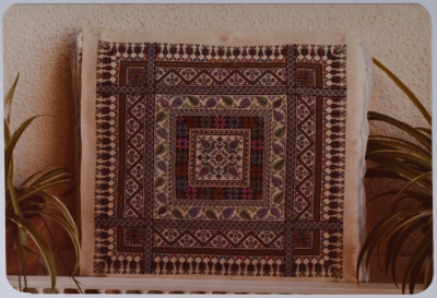 مطرزات فلسطينية تراثية من انتاج انعاش المخيم