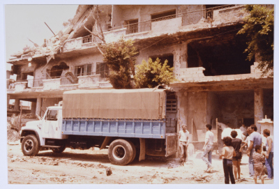 شاحنة للأونروا في مخيم للاجئين الفلسطينيين، لبنان، 1985- 1987