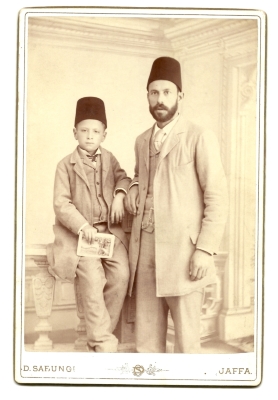 إسحق الشهابي ونجله عبد القادر الشهابي، استوديو ديفيد صايونجي- يافا، 1893-1894