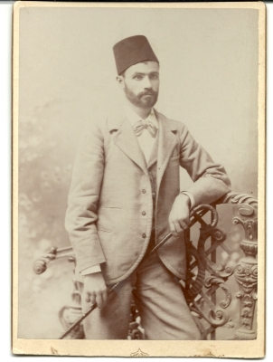 محمود الراغب الحسيني في استوديو كريكوريان، 1897