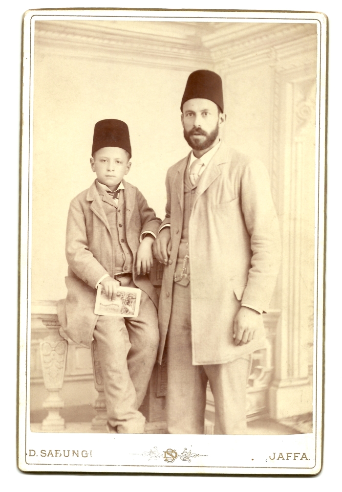 إسحق الشهابي ونجله عبد القادر الشهابي، استوديو ديفيد صايونجي- يافا، 1893-1894