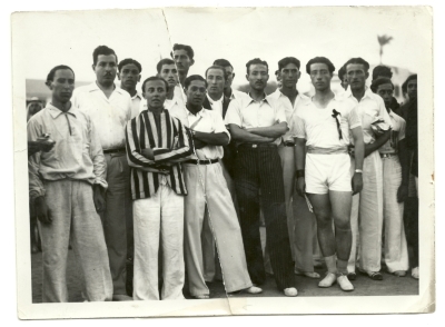شبان فلسطينيون يرتدون أزياء حديثة
