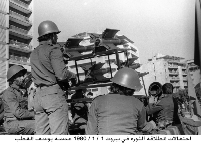 مقاتلين اثناء عرض عسكري في احتفالات الثورة