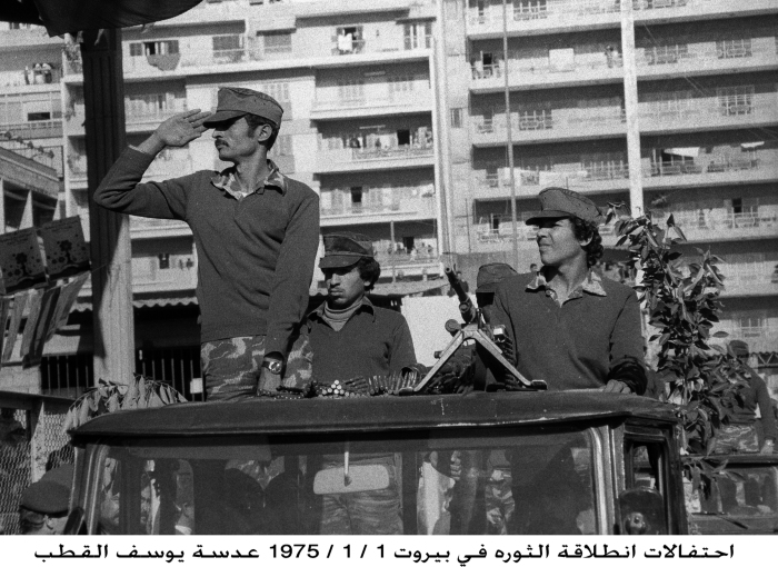 مقاتلين اثناء عرض عسكري في احتفالات الثورة