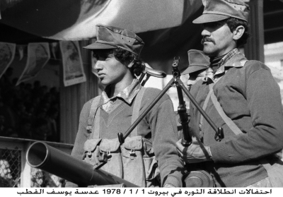 مقاتلين اثناء عرض عسكري في احتفالات الثورة
